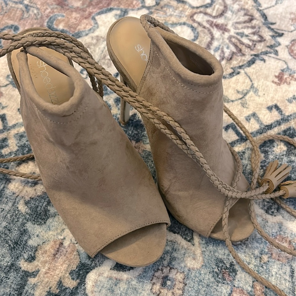 Shoe Dazzle Bootie
Size 9
Color tan
